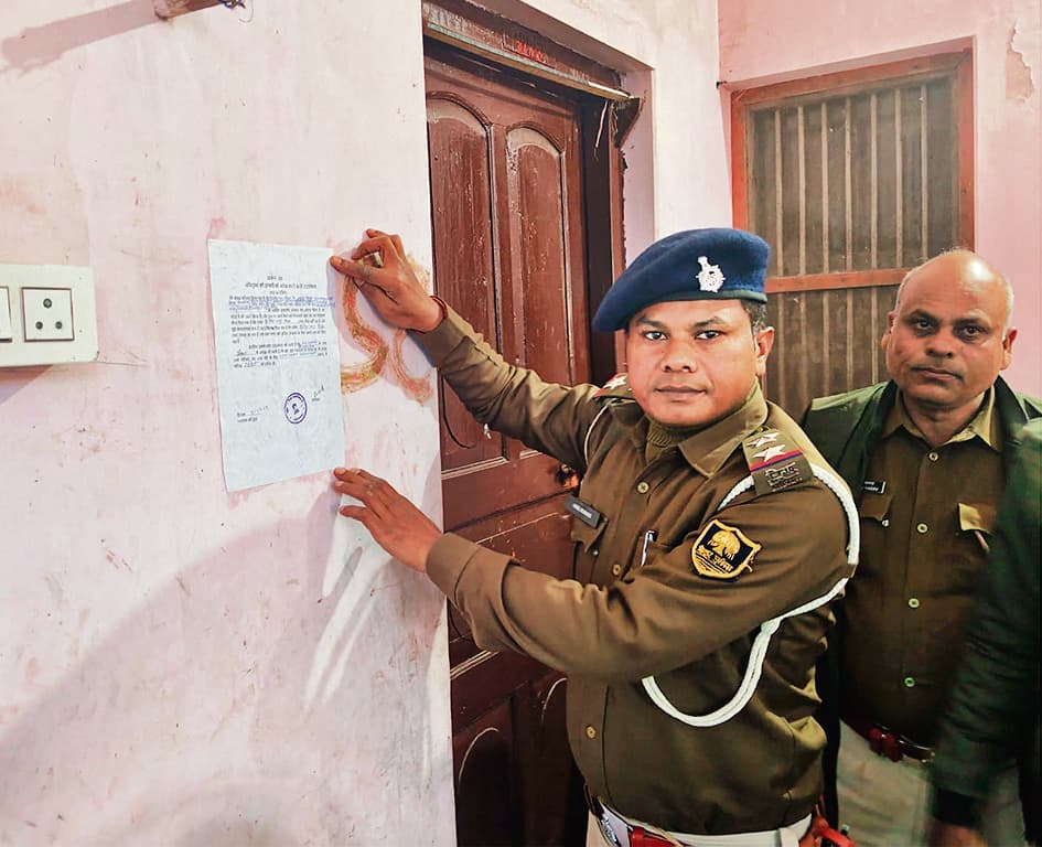 Gopalganj News : राजेंद्र बस स्टैंड की जमीन की फर्जी जमाबंदी में बर्खास्त राजस्व कर्मचारी के घर पर पुलिस ने चिपकाया इश्तेहार