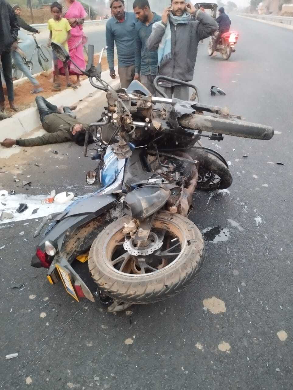 Accident : दो बाइक आपस में टकराये, तीन व्यक्ति घायल