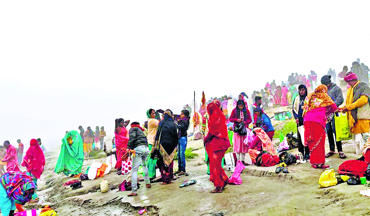 श्रद्धालुओं ने गंगा में लगायी आस्था की डुबकी