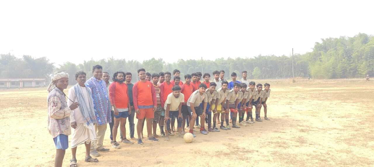East Singhbhum news : बहरागोड़ा में मकर संक्रांति पर फुटबॉल प्रतियोगिता, अविवाहितों की टीम ने विवाहितों को हराया