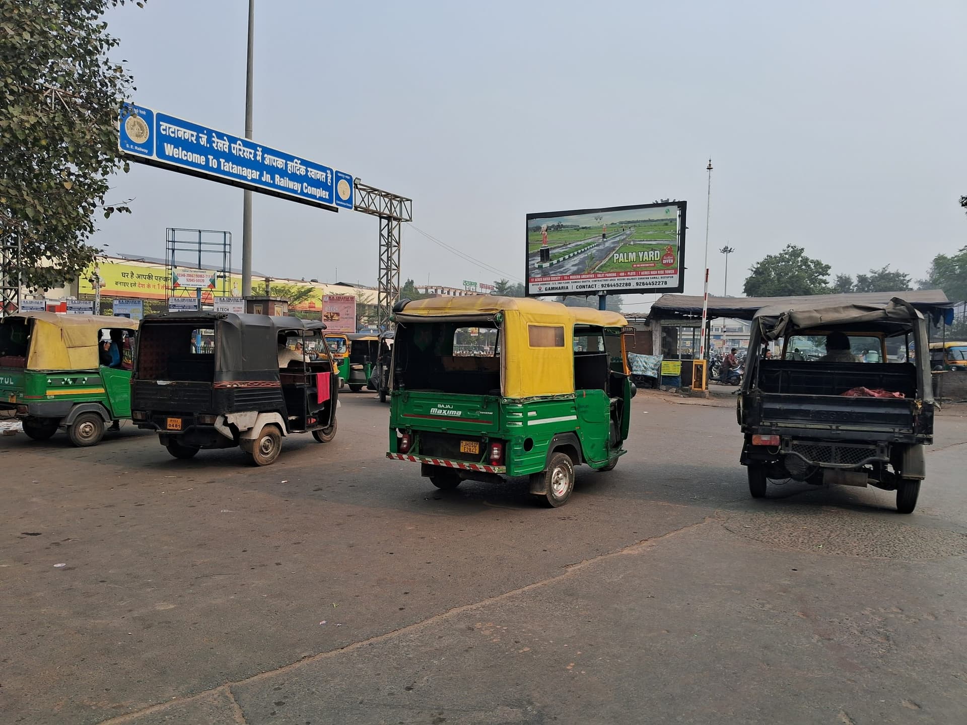 Jamshedpur News : टाटानगर रेलवे स्टेशन में अराजक स्थिति, सिस्टम की उड़ रही धज्जियां