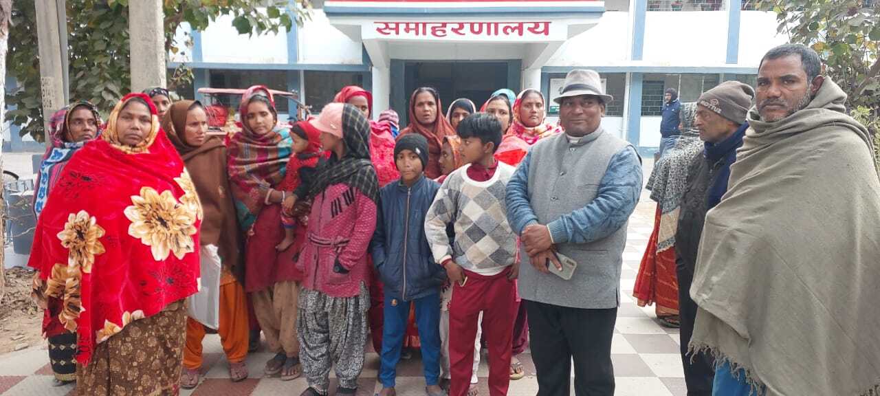 अभयपुर स्टेशन के पास बसे नट जाति के लोगों ने डीएम को सौंपा आवेदन
