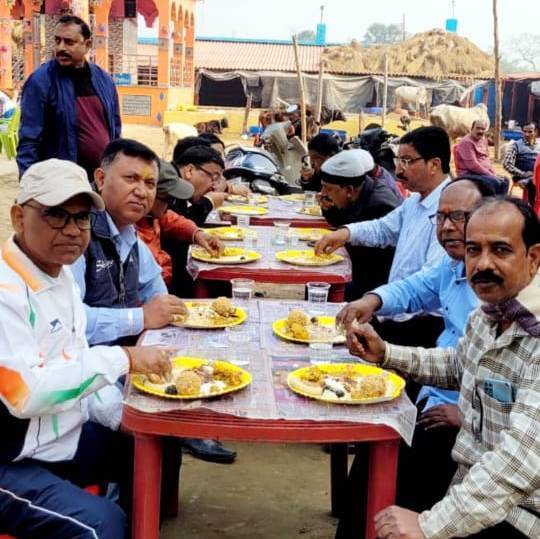 मां पूर्णिमा देवी गौशाला में दही-चूड़ा भोज का आयोजन