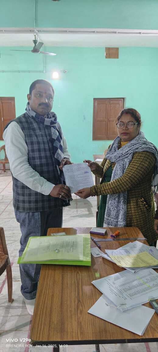 पैक्स चुनाव नामांकन के पहले दिन अध्यक्ष पद पर तीन व सदस्य पद के लिए सात ने किया नामांकन
