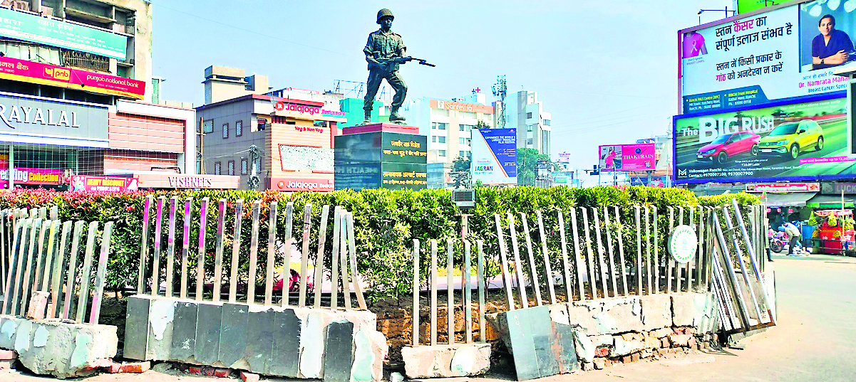 Ranchi news : 15 दिनों से उखड़ी टाइल्स व टूटी रेलिंग के बीच खड़ी है परमवीर अलबर्ट एक्का की प्रतिमा