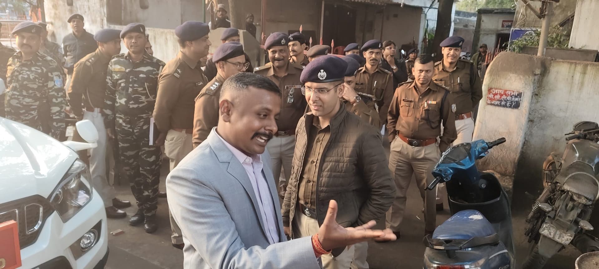 Dhanbad News : बमबाजी व फायरिंग मामले में सांसद सीपी चौधरी के समर्थकों की गिरफ्तारी को पुलिस रेस