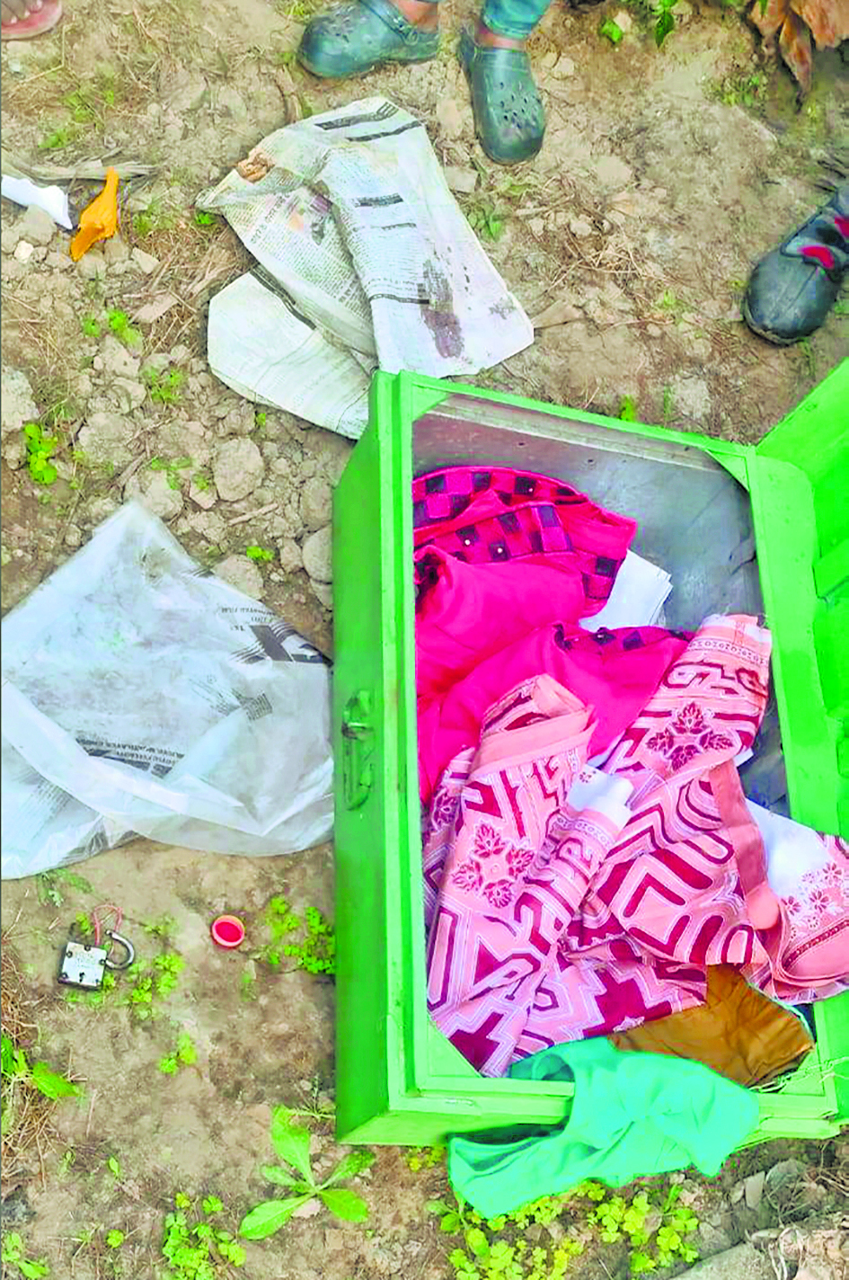 कमरे का ताला काट कर नकद समेत 12 लाख रुपये के आभूषण व कीमती सामान की चोरी