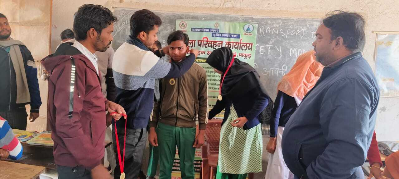 छात्र-छात्राओं को सड़क सुरक्षा के प्रति किया गया जागरूक