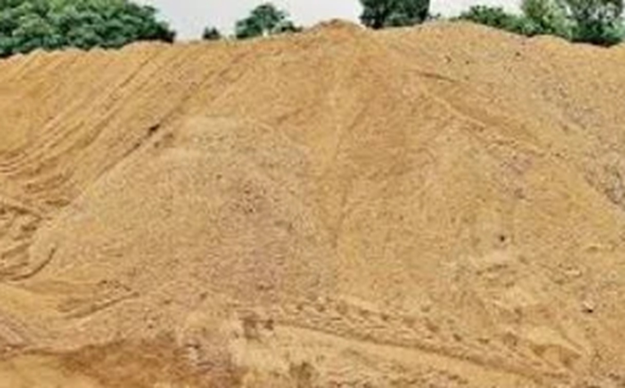Jamshedpur News :5.20 लाख रुपये में हुई जब्त 52,500 सीएफ्टी बालू की नीलामी