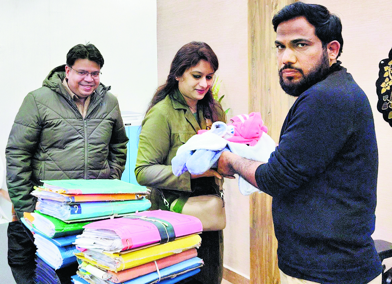 Hajipur News : बंगाली दंपती को प्री एडॉप्शन फॉस्टर केयर में सौंपा ढाई माह की बच्ची को
