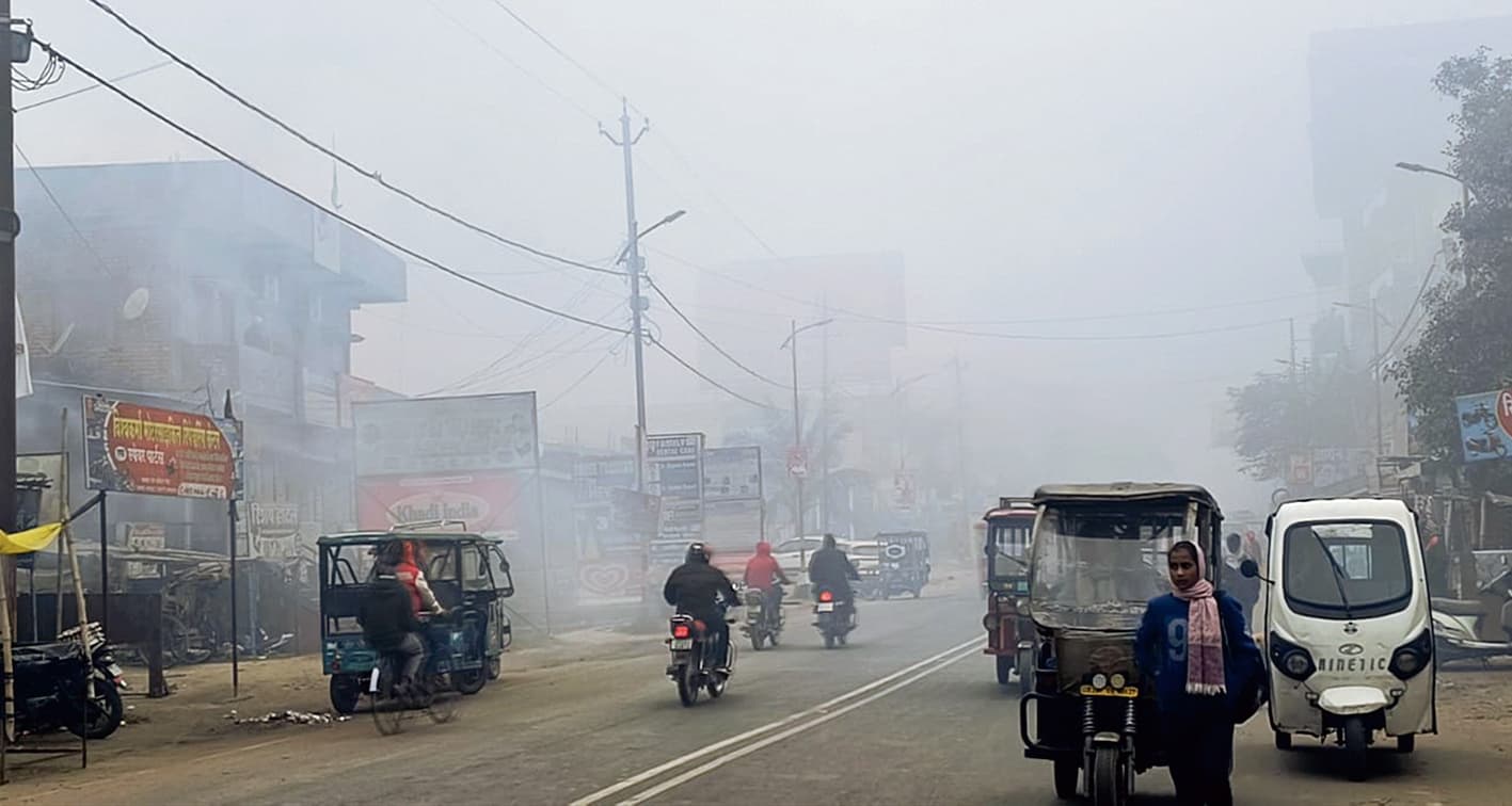 Gopalganj News : सोमवार को चली ठंडी हवाओं ने बनाया कोल्ड-डे, ठंड से कांपे उठे स्कूली बच्चे