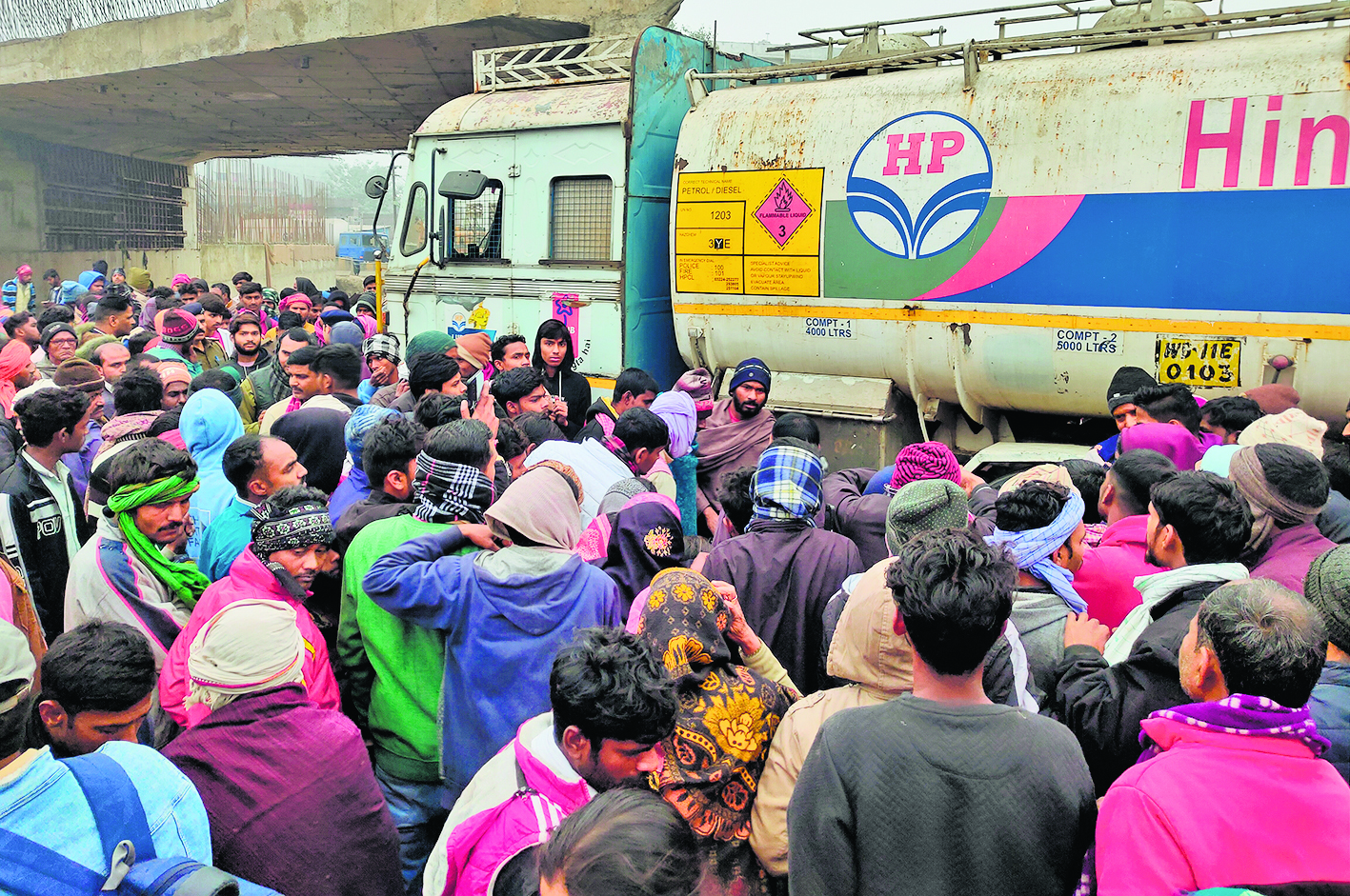 Hajipur News : हाजीपुर-पटना मार्ग पर टैंकर के धक्के से बाइक सवार पूर्व पंचायत समिति सदस्य समेत दो लोगों की मौत, हंगामा, पुलिस पर किया पथराव, लाठीचार्ज