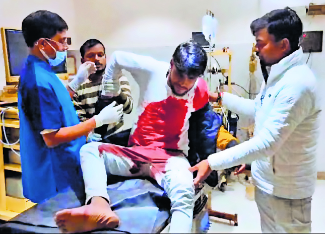 बाइक सवार हथियारबंद बदमाशों ने क्रिकेट खेल रहे ठेकेदार पुत्र को मारी गोली, गंभीर