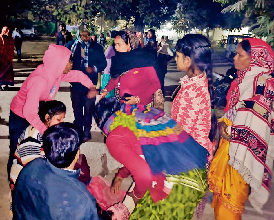 Gopalganj News : हथुआ अस्पताल की गिरी नवनिर्मित दीवार, दो मजदूरों की मौत, एक घायल