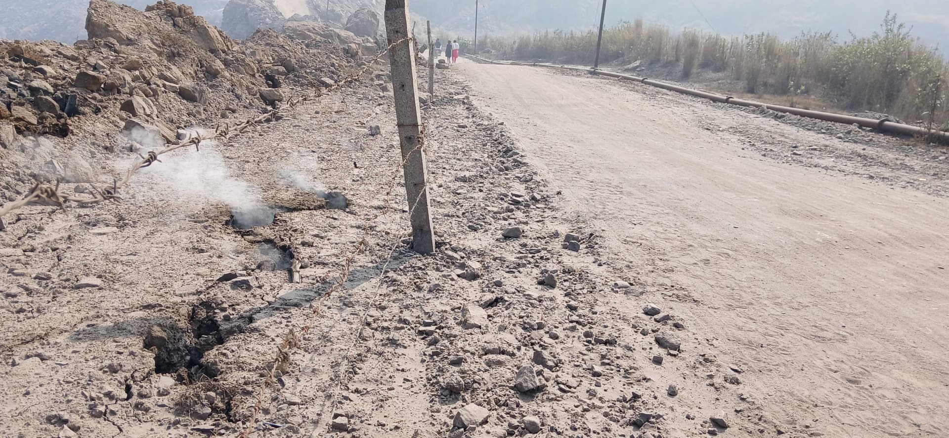 Dhanbad News: मुगमा स्टेशन मार्ग पर धुआं व गैस रिसाव से दहशत