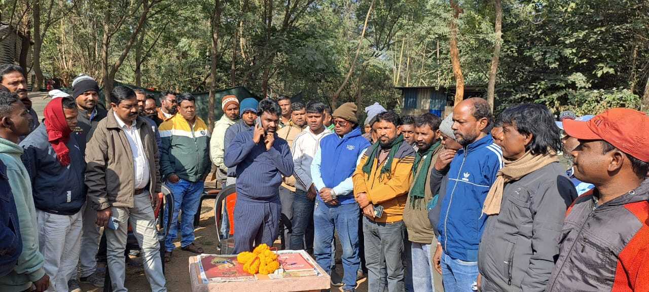 East Singhbhum News : नरवा पहाड़ माइंस के ठेका मजदूर हड़ताल पर