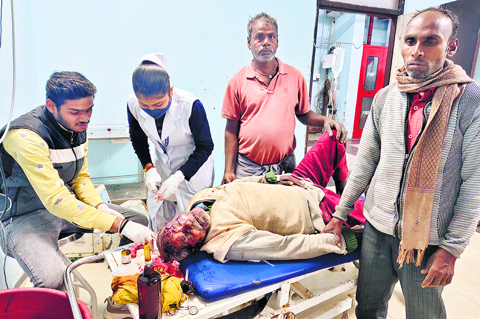 बाइक और स्कॉर्पियों के धक्के से पैदल जा रहे बुजुर्ग समेत दो लोग हुए घायल