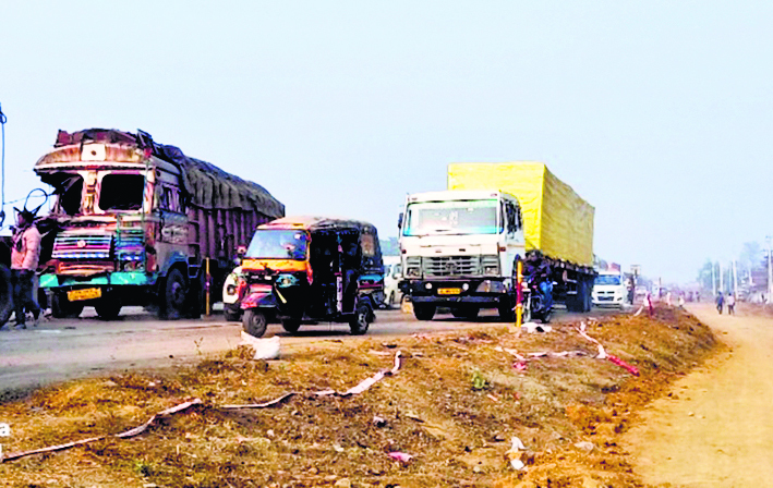 Gaya News : कोहरे के कारण जीटी रोड पर टकरायीं चार गाड़ियां, चालक हुआ घायल