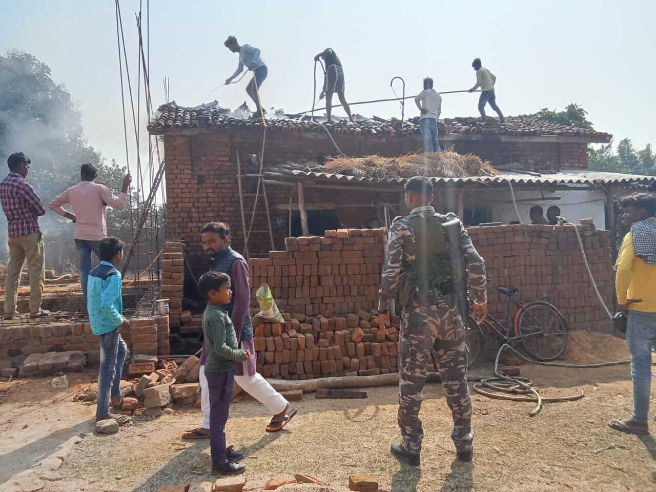 Dhanbad News : दो जगहों पर अगलगी से हजारों की संपत्ति जल कर राख Dhanbad News : दो जगहों पर अगलगी से हजारों की संपत्ति जल कर राख