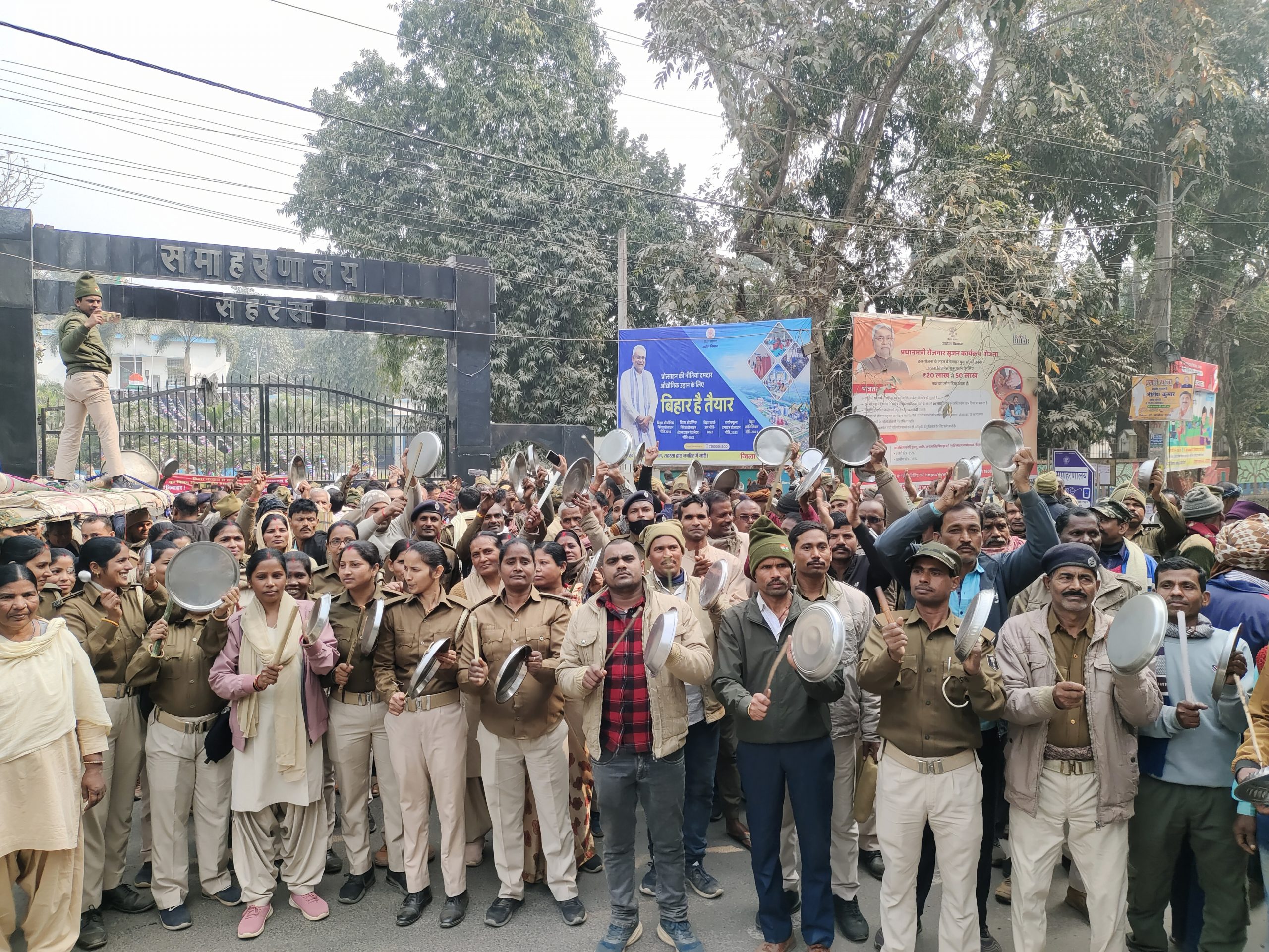 थाली पीटकर गृह रक्षकों ने किया प्रदर्शन