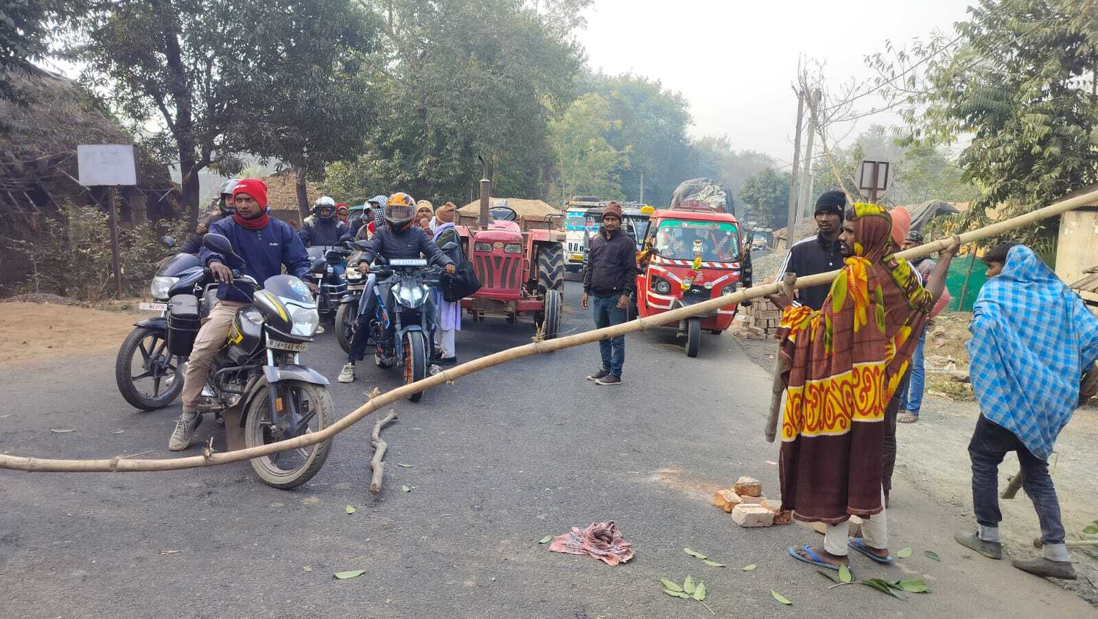 युवक की मौत पर महेशपुर-पाकुड़िया सड़क दो घंटे जाम