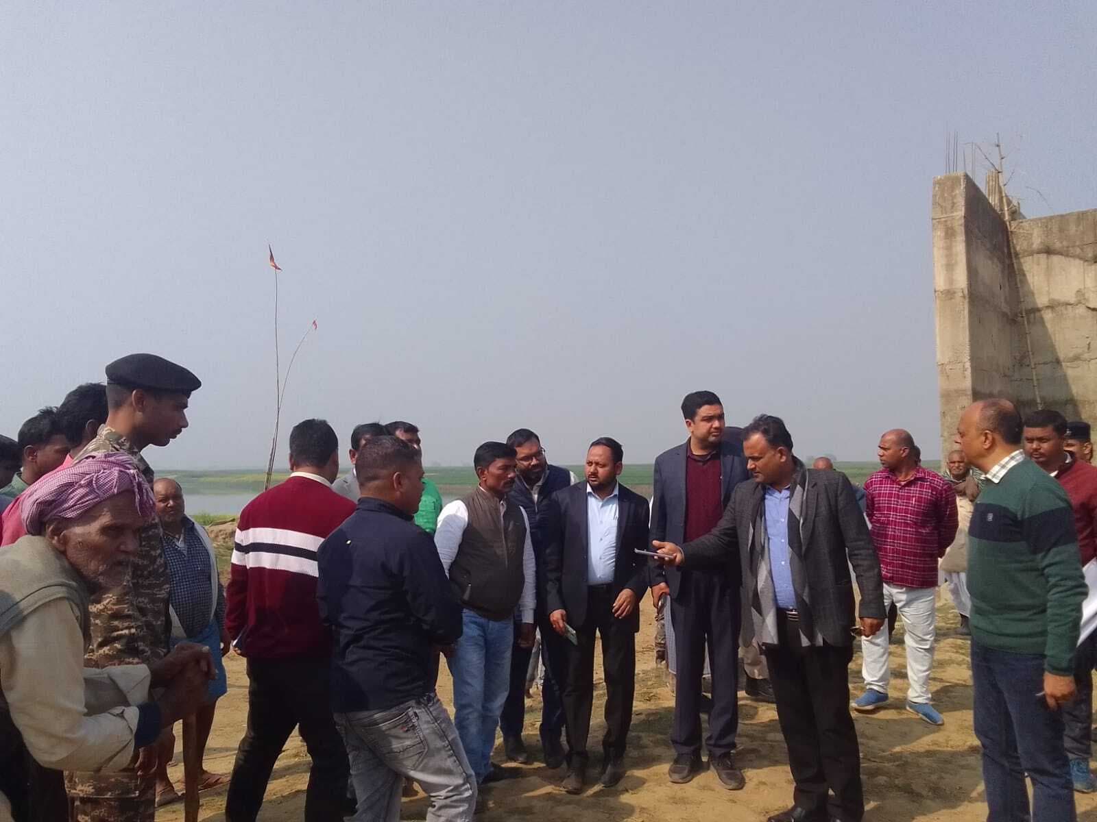 हुसैना के पास किऊल नदी पर बने अधूरे आरसीसी पुल का डीएम ने लिया जायजा