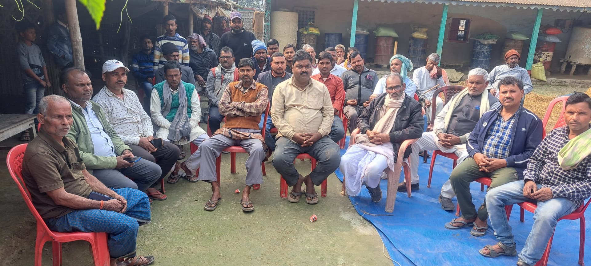 दिव्यांग युवक की संदिग्ध स्थिति में हुई मौत को लेकर जनप्रतिनिधि व ग्रामीणों की हुई बैठक