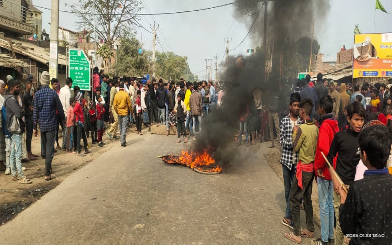 बिहार के खगड़िया में अधेड़ की गोली मारकर हत्या, आक्रोशित ग्रामीणों ने सड़क पर शव रखकर किया जाम