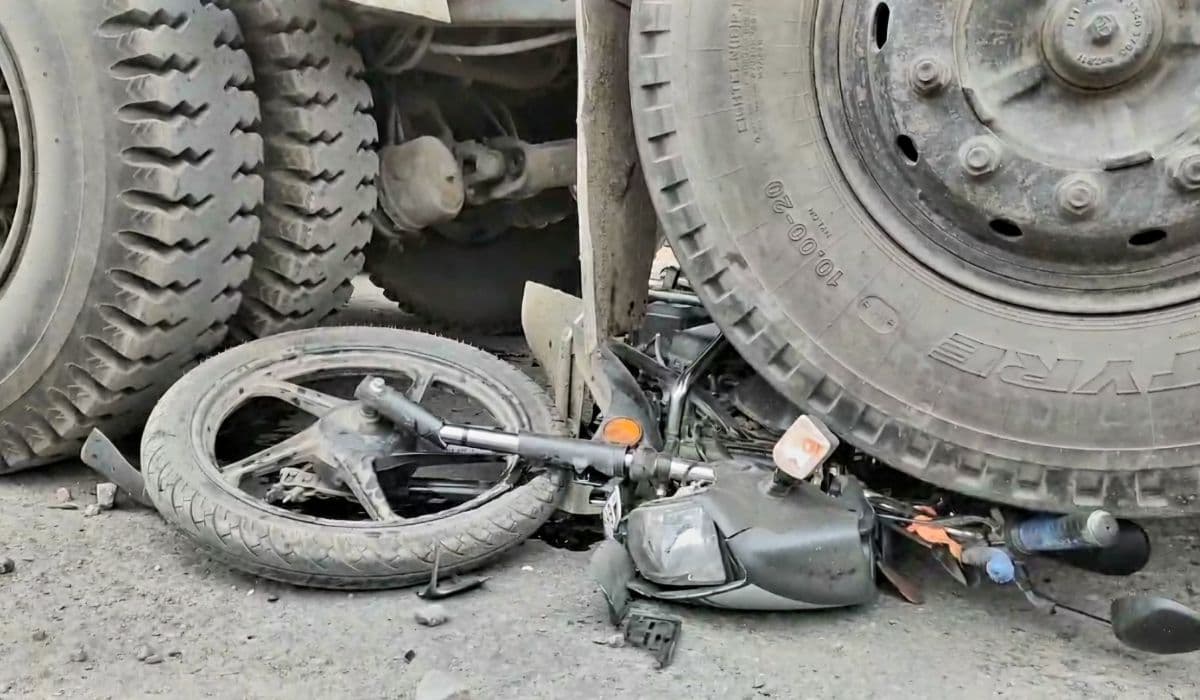 Bihar News: भीषण सड़क हादसे में दो भाइयों की मौत, समझाने आई पुलिस पर आक्रोशितों ने किया पथराव