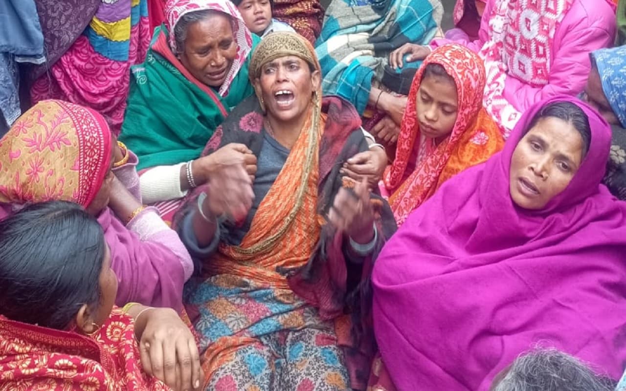 बिहार में कोहरे की मार: बाइक की टक्कर से टुकड़ों में बंटा बिजली का पोल, चारो दोस्त दूर खेत में गिरे, दो की मौत