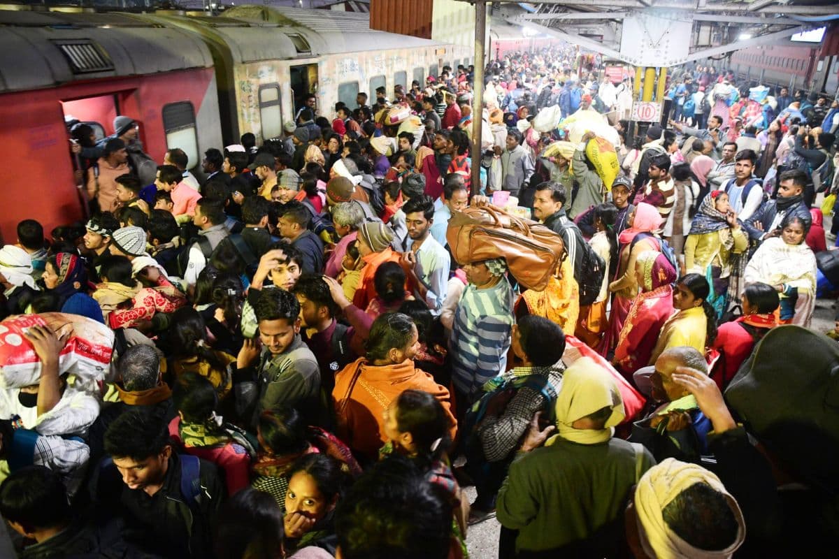 महाकुंभ में भगदड़ के बाद भी ट्रेनों में कम नहीं हो रही तीर्थयात्रियों की भीड़, AC कोच का जनरल सा हाल