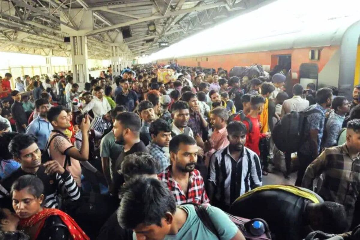 अमृत स्नान पर महाकुंभ जाने वालों की पटना जंक्शन पर उमड़ी भीड़, ट्रेन छूटने के बाद यात्रियों का हंगामा