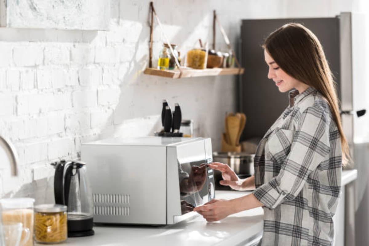 Kitchen Hacks: इन चीजों को दोबारा कभी भी न करें माइक्रोवेव में गर्म, सेहत को होगा भयानक नुकसान