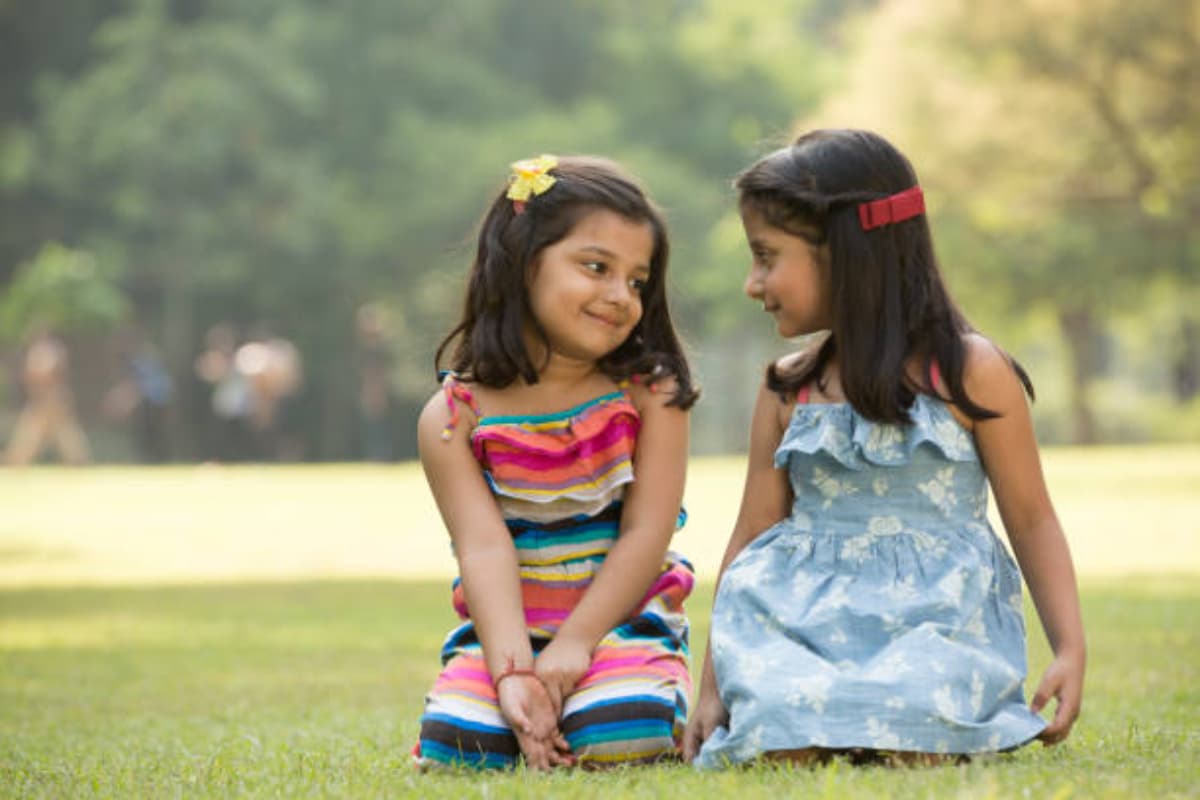 Parenting Tips: बच्चे को सिखाएं नकली दोस्त पहचानना, जीवन में नहीं खाएगा धोखा