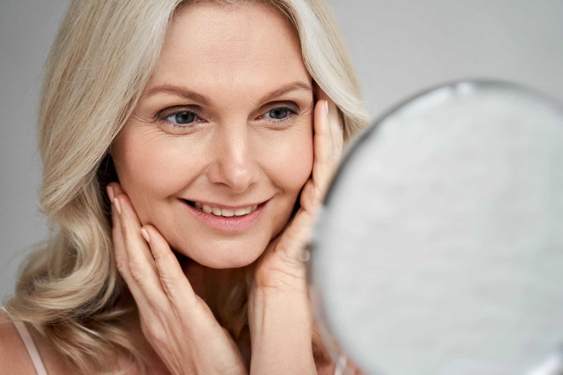Skincare Tips: बढ़ती उम्र में दिखाना चाहती हैं जवां, तो फॉलो करें ये 5 स्किनकेयर टिप्स