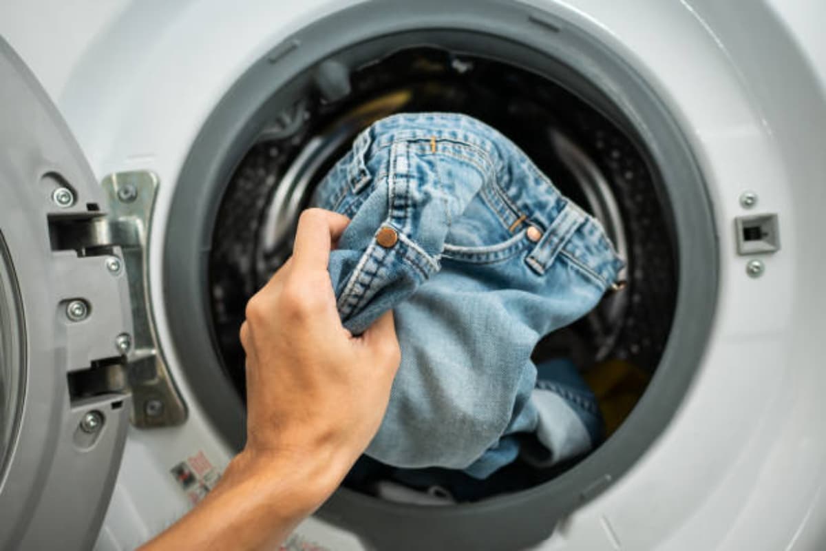 Vastu Tips: इस दिन और समय में कपड़े धोने से जीवन में छा जाता है बर्बादी का साया, कहीं आप भी तो नहीं कर रहे गलती