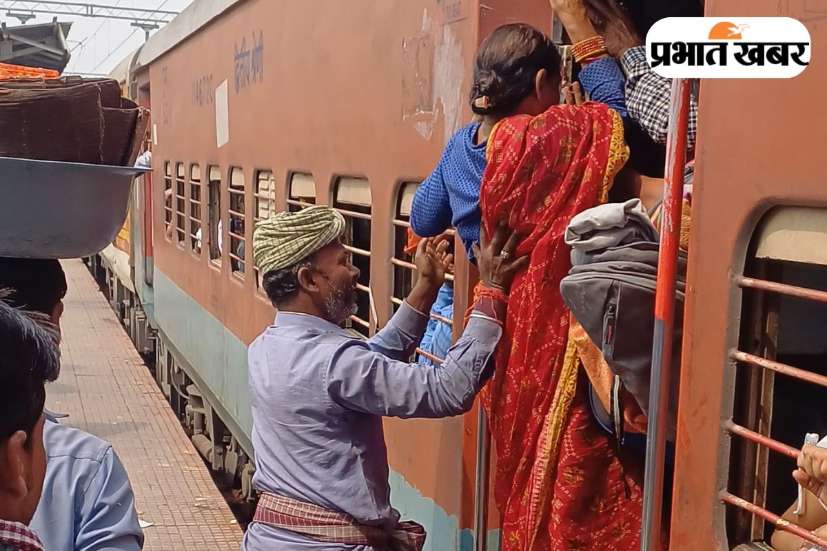 चलती ट्रेन में लटकी थी बुजुर्ग महिला, जंक्शन पर समोसा बेचने वाले ने ऐसे बचाई जान