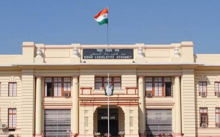 Bihar Elections: बिहार में चुनाव की तैयारी शुरू, होली से पहले पटना आएगी EC की टीम, वोटर लिस्ट से 4 लाख नाम कटे