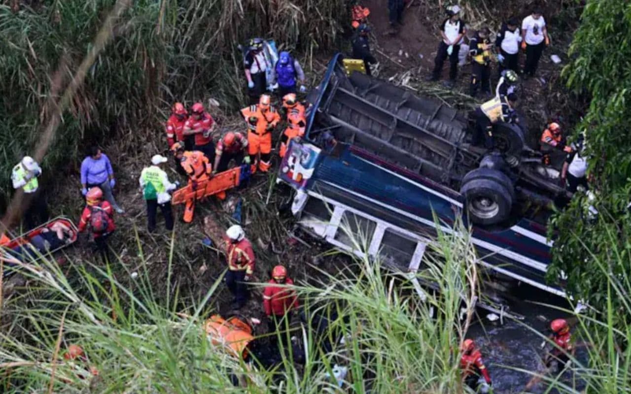 Bus Accident: ग्वाटेमाला में भीषण सड़क हादसा, खाई में बस गिरने पर 51 लोगों की दर्दनाक मौत