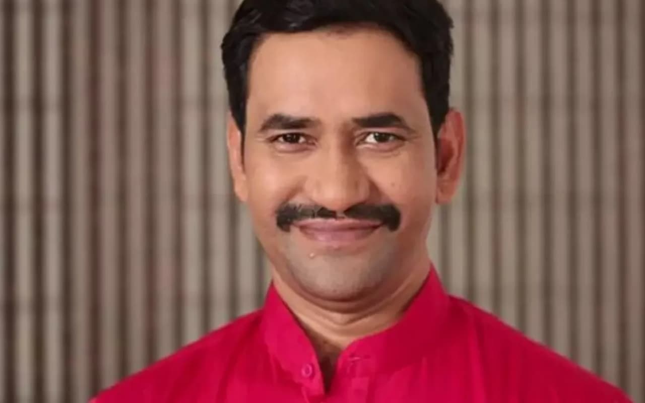 Dinesh Lal Yadav Net Worth: कितनी संपत्ति के मालिक हैं निरहुआ, इस एक्ट्रेस को साइकिल पर बैठा सैर कराते आए नजर