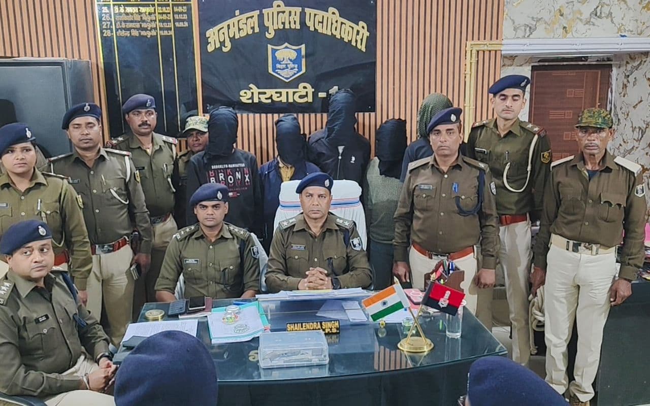 Gaya News: फाइनेंस कर्मी की हत्या और ज्वेलरी दुकान में चोरी मामले में पुलिस को मिली बड़ी सफलता, सात गिरफ्तार, हथियार बरामद