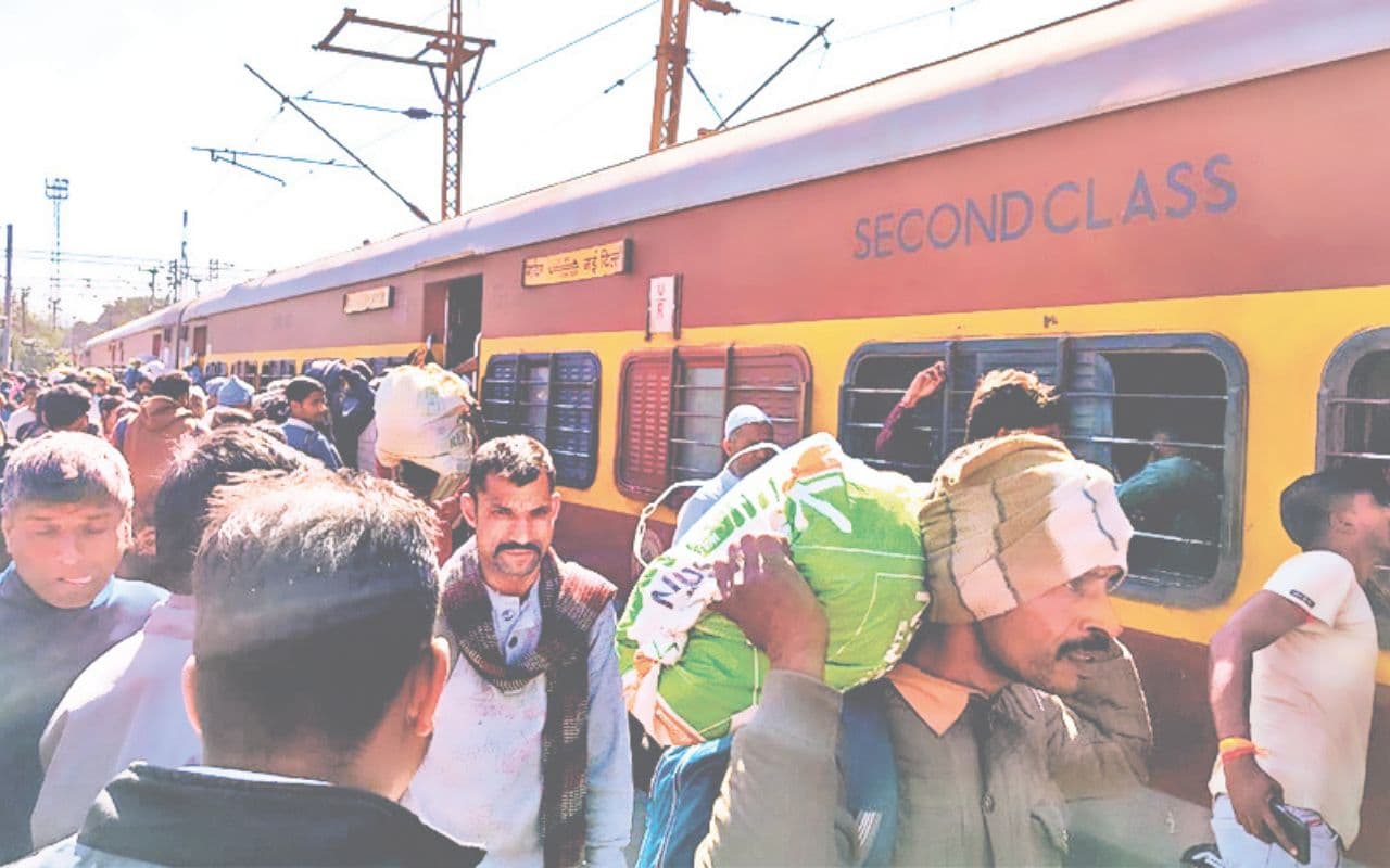 Gaya News: गया रेलवे स्टेशन से गुजरने वाली ट्रेनों का रूट बदला, इस वजह से देर से चली महाबोधि एक्सप्रेस Gaya News: गया रेलवे स्टेशन से गुजरने वाली ट्रेनों का रूट बदला, इस वजह से देर से चली महाबोधि एक्सप्रेस