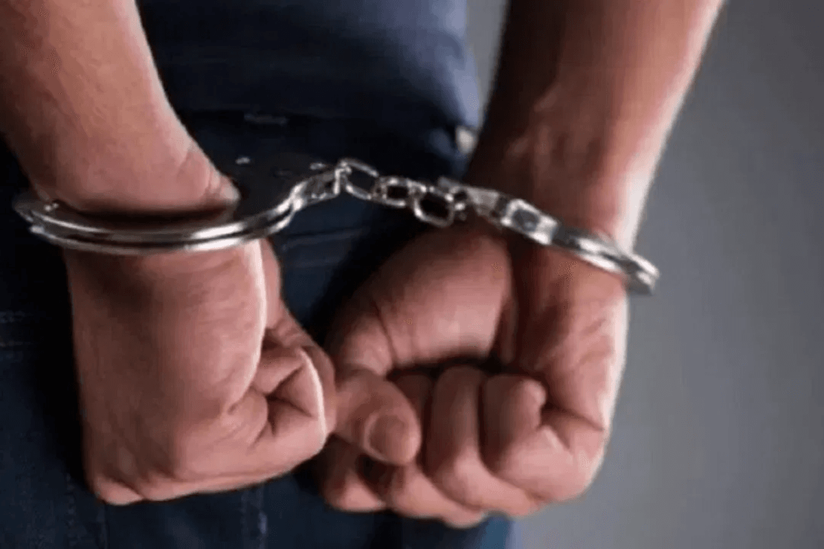 Muzaffarpur News: गांजा और विदेशी शराब के साथ पति पत्नी गिरफ्तार, भंडार कोना में तहखाना बनाकर रखते थे स्टॉक