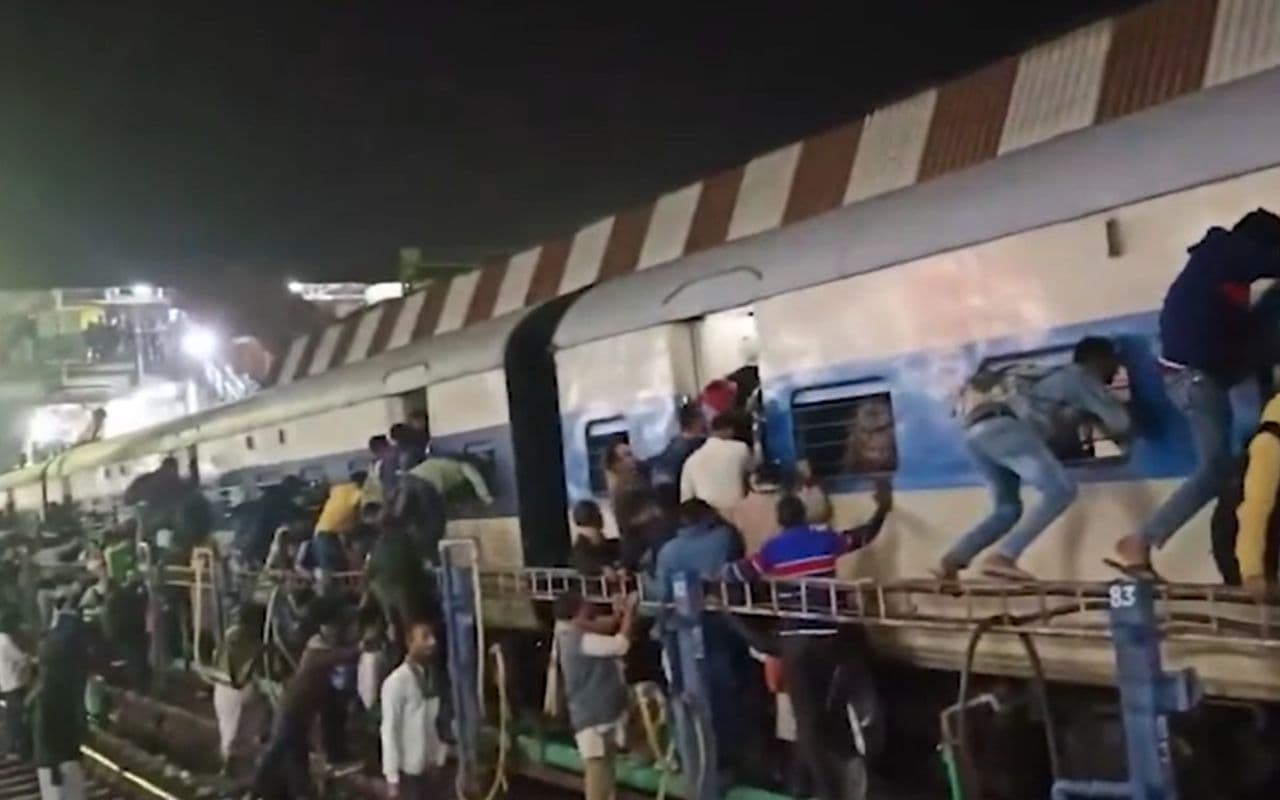 Video: पटना-गया पैसेंजर ट्रेन में चढ़ने के लिए जान जोखिम में डाल रहे लोग, महाकुंभ जाने के लिए उमड़ी भीड़