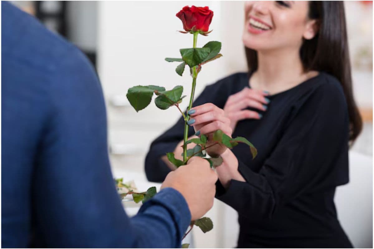 Rose Day Shayari : रोज डे पर अपने स्पेशल लोगों को भेजे दिल से भेजे दिल तक पहुंचने वाली शायरी