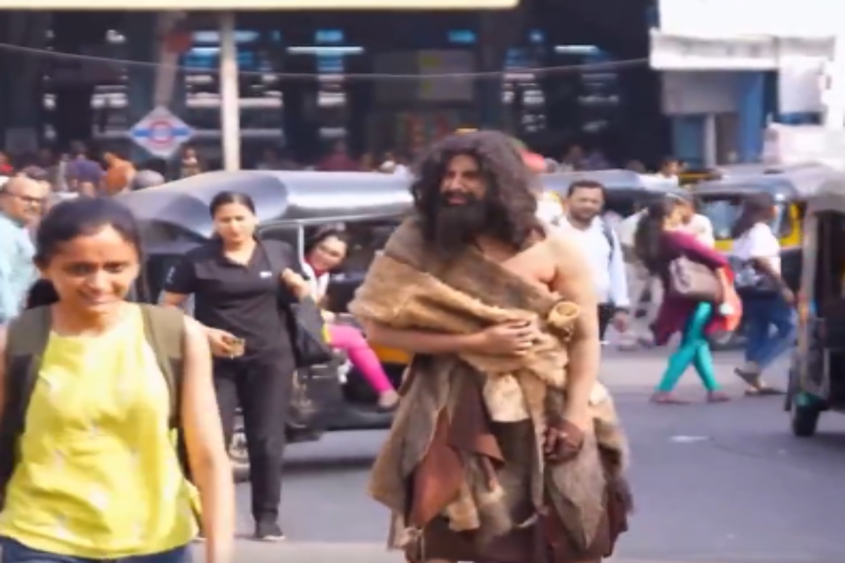 Viral Video: मुंबई की सड़कों पर आदि मानव के अवतार में घूमते दिखें आमिर खान, वीडियो वायरल