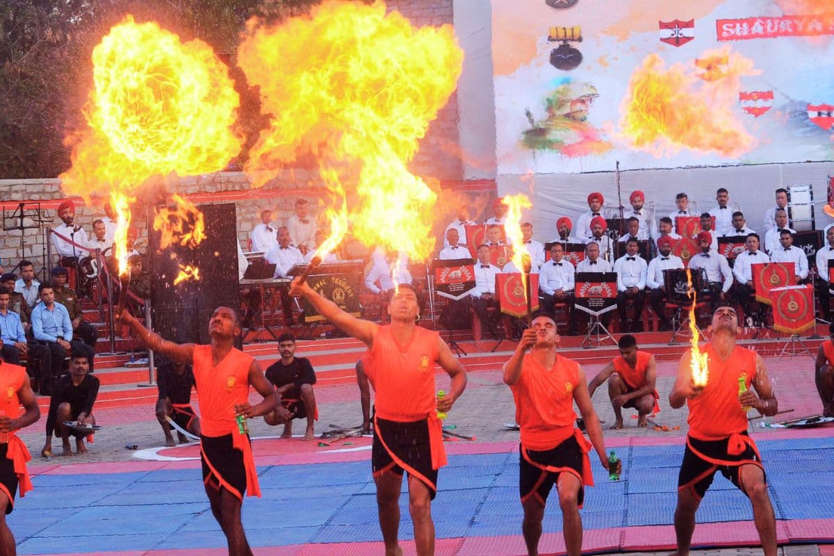 शौर्य संध्या पर सेना के जवानों पर हेलीकॉप्टर से पुष्प वर्षा, भारत माता की जय से गूंजी रांची