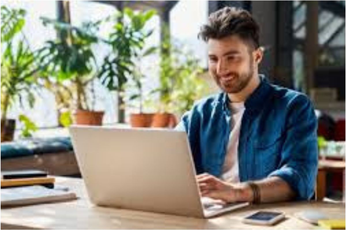 Vastu Tips for Office: ऑफिस की डेस्क पर रखें ये चीजें, बढ़ेगी सैलरी और मिलेगी सफलता