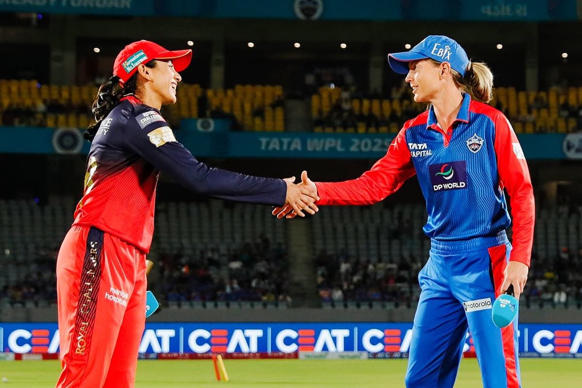 WPL 2025 DC vs RCB: आरसीबी ने टॉस जीत किया गेंदबाजी का फैसला, दिल्ली की पहले बल्लेबाजी, देखें प्लेइंग XI