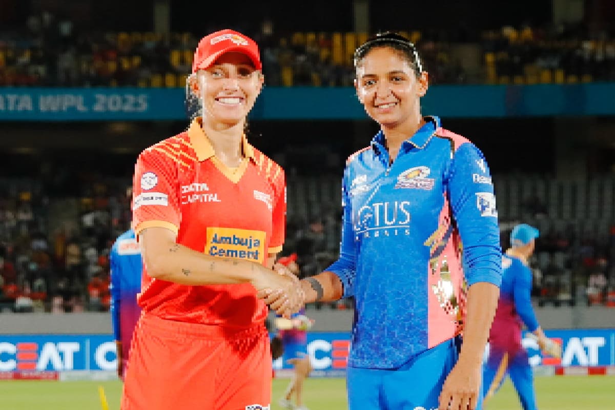 WPL 2025 MI vs GG: मुंबई ने टॉस जीत किया गेंदबाजी का फैसला, गुजरात की पहले बल्लेबाजी, देखें प्लेइंग XI